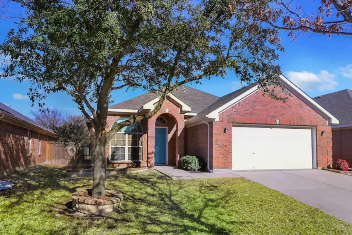 3 bedroom vacation rental in Mansfield TX - brick home with 2-car garage